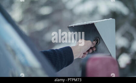 La main de l'homme met la puce à la barrière électronique sur la sécurité c Banque D'Images