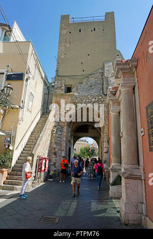 La tour de l'horloge Torre dell'Orolorgio à Piazza IX. Aprile, vieille ville de Taormina, Sicile, Italie Banque D'Images