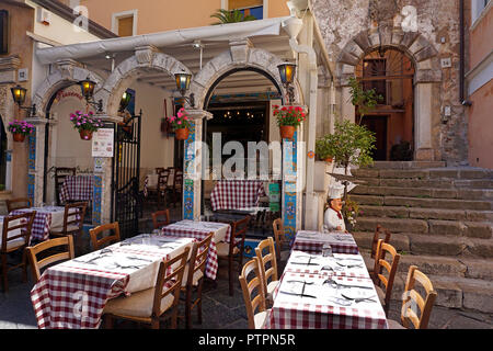 Restaurant idyllique à Corso Umberto I, rue principale de la vieille ville de Taormina, Sicile, Italie Banque D'Images