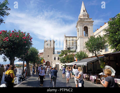 Église de San Giuseppe et tour de l'horloge Torre dell'Orolorgio à Piazza IX. Aprile, vieille ville de Taormina, Sicile, Italie Banque D'Images