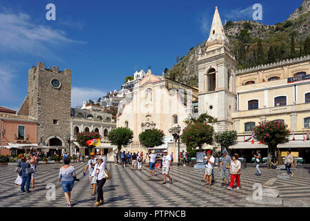 Église de San Giuseppe et tour de l'horloge Torre dell'Orolorgio à Piazza IX. Aprile, vieille ville de Taormina, Sicile, Italie Banque D'Images