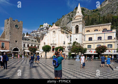 Église de San Giuseppe et tour de l'horloge Torre dell'Orolorgio à Piazza IX. Aprile, vieille ville de Taormina, Sicile, Italie Banque D'Images