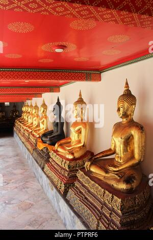 Les bouddhas assis à Wat Pho, Bangkok, Thailande Banque D'Images