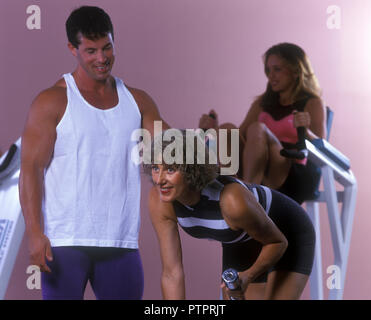 Sport 1994 HISTORIQUE AIDE INSTRUCTEUR EXERCICE FEMME AVEC DE PETITS Poids libres Banque D'Images