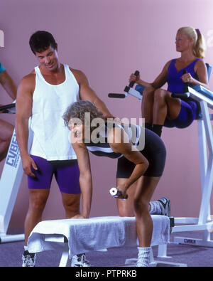 Sport 1994 HISTORIQUE AIDE INSTRUCTEUR EXERCICE FEMME AVEC DE PETITS Poids libres Banque D'Images