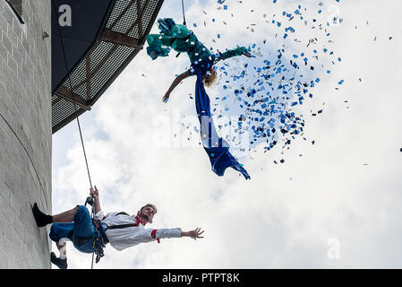 Areal dancers performing sur le National Maritime Museum à Falmouth, Cornwall. Juin 2017 Banque D'Images