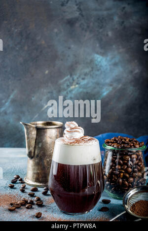 Boisson expresso automne idées, Irish coffee cocktail avec de la crème chantilly et le cacao, le bleu de fond béton copy space