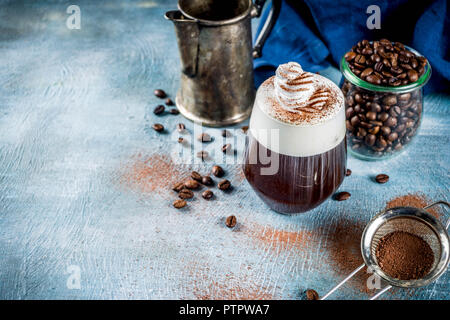 Boisson expresso automne idées, Irish coffee cocktail avec de la crème chantilly et le cacao, le bleu de fond béton copy space