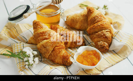 Condiments et des croissants allongé sur towel Banque D'Images