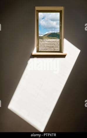 Prix intérieur détail - peint en blanc avec une petite fenêtre et carré de la lumière du soleil sur le mur Banque D'Images