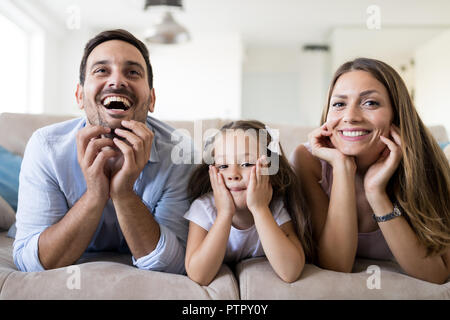 Happy Family having fun de temps à la maison Banque D'Images