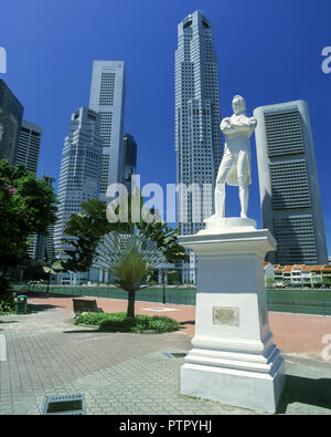 Historique 1996 SIR THOMAS RAFFLES STATUE RIVER WALK Raffles Landing Site MARINA DISTRICT SKYLINE SINGAPOUR Banque D'Images