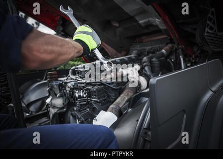 Young Mechanic Repairing Camion semi Truck moteur. Banque D'Images