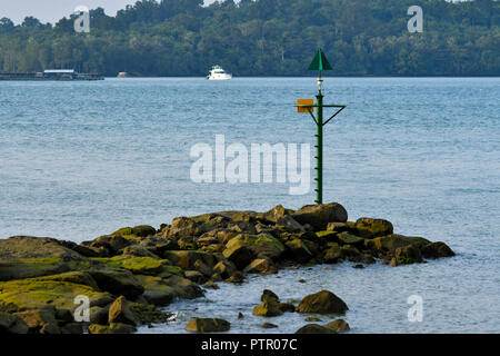 Avertissement vert marque la mer Banque D'Images