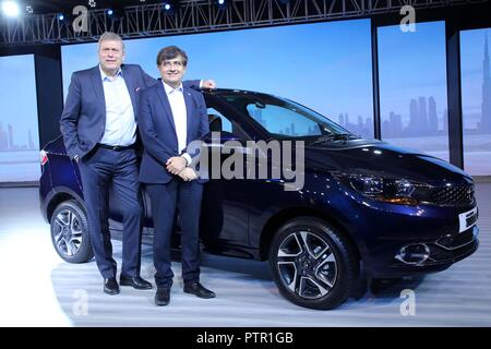 New Delhi, Inde. 10 Oct, 2018. (À partir de la L-R) Günter Butschek, PDG et MD, Tata Motors et Mayank Pareek, Président - véhicule passagers Business Unit, Tata Motors lors du lancement de la toute nouvelle Tigor - la berline compacte de la prochaine génération de la voiture de société stable. Credit : Jyoti Kapoor/Pacific Press/Alamy Live News Banque D'Images