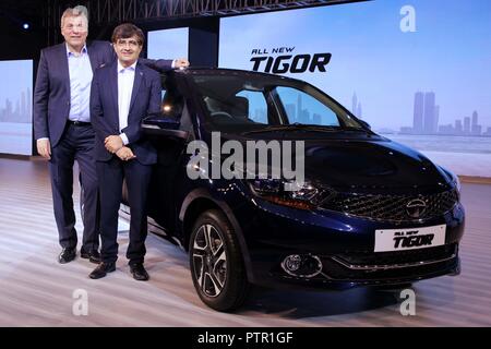 New Delhi, Inde. 10 Oct, 2018. (À partir de la L-R) Günter Butschek, PDG et MD, Tata Motors et Mayank Pareek, Président - véhicule passagers Business Unit, Tata Motors lors du lancement de la toute nouvelle Tigor - la berline compacte de la prochaine génération de la voiture de société stable. Credit : Jyoti Kapoor/Pacific Press/Alamy Live News Banque D'Images