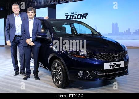 New Delhi, Inde. 10 Oct, 2018. (À partir de la L-R) Günter Butschek, PDG et MD, Tata Motors et Mayank Pareek, Président - véhicule passagers Business Unit, Tata Motors lors du lancement de la toute nouvelle Tigor - la berline compacte de la prochaine génération de la voiture de société stable. Credit : Jyoti Kapoor/Pacific Press/Alamy Live News Banque D'Images