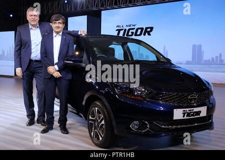 New Delhi, Inde. 10 Oct, 2018. (À partir de la L-R) Günter Butschek, PDG et MD, Tata Motors et Mayank Pareek, Président - véhicule passagers Business Unit, Tata Motors lors du lancement de la toute nouvelle Tigor - la berline compacte de la prochaine génération de la voiture de société stable. Credit : Jyoti Kapoor/Pacific Press/Alamy Live News Banque D'Images