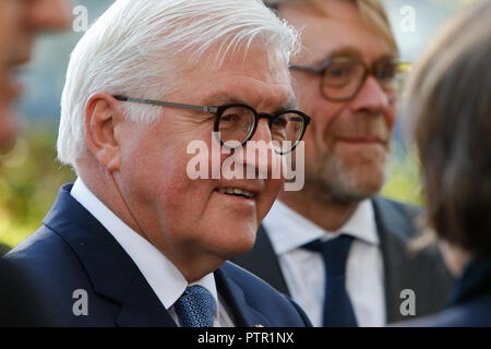 Francfort, Allemagne. 10 Oct, 2018. Le Président allemand Frank-Walter Steinmeier arrive au Salon du livre de Francfort pour ouvrir le pavillon de Francfort. La 70e Foire du livre de Francfort 2018 est le plus grand salon du livre avec plus de 7 000 exposants et plus de 250 000 visiteurs attendus. Il est ouvert du 10 au 14 octobre avec les deux derniers jours d'être ouvert au grand public. Crédit : Michael Debets/Pacific Press/Alamy Live News Banque D'Images