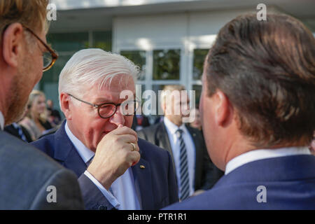 Francfort, Allemagne. 10 Oct, 2018. Le Président allemand Frank-Walter Steinmeier arrive au Salon du livre de Francfort pour ouvrir le pavillon de Francfort. La 70e Foire du livre de Francfort 2018 est le plus grand salon du livre avec plus de 7 000 exposants et plus de 250 000 visiteurs attendus. Il est ouvert du 10 au 14 octobre avec les deux derniers jours d'être ouvert au grand public. Crédit : Michael Debets/Pacific Press/Alamy Live News Banque D'Images