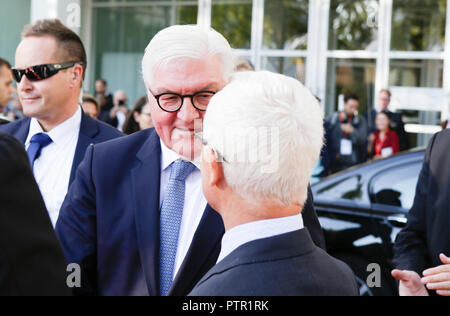 Francfort, Allemagne. 10 Oct, 2018. Le Président allemand Frank-Walter Steinmeier arrive au Salon du livre de Francfort pour ouvrir le pavillon de Francfort. La 70e Foire du livre de Francfort 2018 est le plus grand salon du livre avec plus de 7 000 exposants et plus de 250 000 visiteurs attendus. Il est ouvert du 10 au 14 octobre avec les deux derniers jours d'être ouvert au grand public. Crédit : Michael Debets/Pacific Press/Alamy Live News Banque D'Images