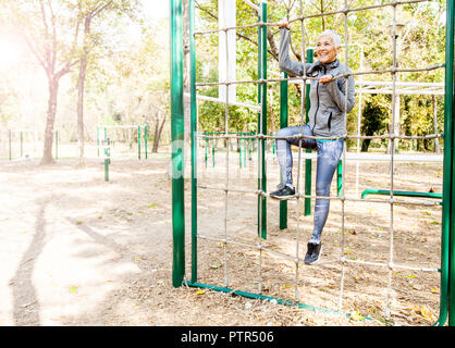 Mettre en place les cadres supérieurs à l'exercice femme salle de sport en plein air, des vêtements de sport, sportif femelle mature aux cheveux courts, style de vie sain. Banque D'Images