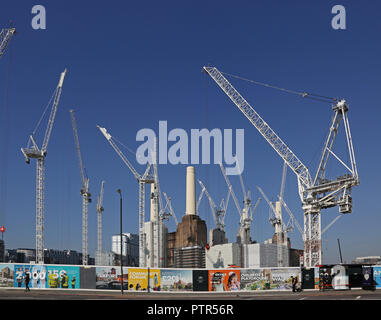 17 grues à tour entourent Battersea Power Station à Londres, au cours de plusieurs milliards de la relance de la région de 42 acres, riverside site. Banque D'Images