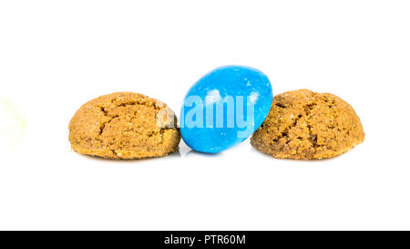 Pepernoten bande de couleur traditionnelle et les cookies sur fond blanc pour l'événement annuel de Sinterklaas aux Pays-Bas le 5 décembre Banque D'Images