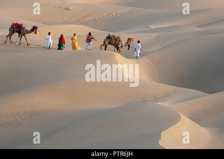 L'image d'extrait traditionnel Rajasthani l'homme et la femme dans les dunes de sable, Jaisalmer, Rajasthan, India