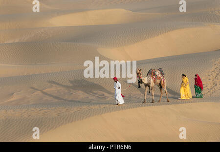 L'image d'extrait traditionnel Rajasthani l'homme et la femme dans les dunes de sable, Jaisalmer, Rajasthan, India Banque D'Images