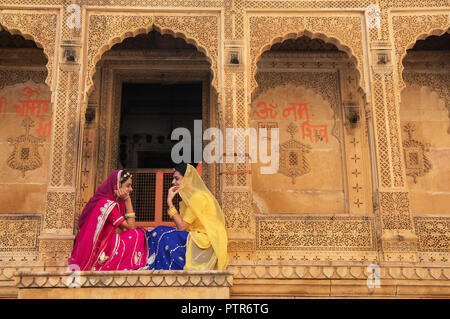 L'image de dames à teple rajasthani, dans Jaisalmer, Rajasthan, Inde Banque D'Images