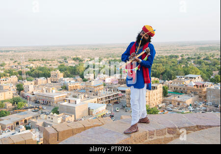 L'image de l'homme extrait traditionnel Rajasthani jouer Instruments Musique au fort de Jaisalmer, Rajasthan, India Banque D'Images