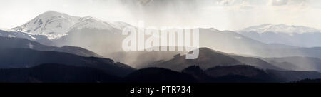 Magnifique vue panoramique sur les montagnes des Carpates brumeuses, couvertes de forêt toujours verte sur calme brumeux matin ou soir sous dark clo Banque D'Images