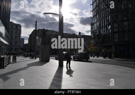 Scène de rue, Sumner Road, Londres, vue vers le soleil, Bankside, Londres. Silhouettes de la ville, et lampe de rue, de longues ombres exprimés. Banque D'Images