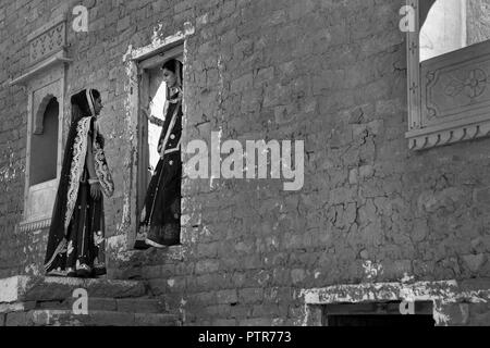 L'image du traditionnel Rajasthani dames en ruines de village, Jaisalmer, Rajasthan, India Banque D'Images