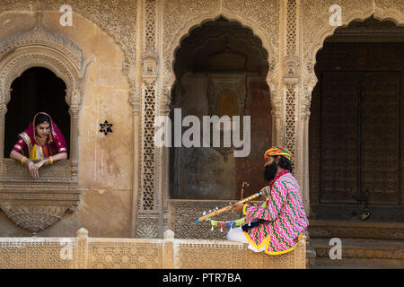 L'image de l'homme et de la femme traditionnelle Rajasthani à Patwaron Ki Haveli, Jaisalmer, Rajasthan, India Banque D'Images