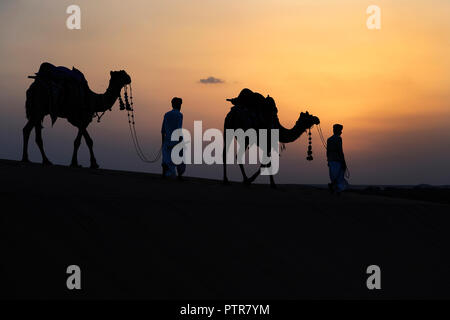 L'homme et la femme du Rajasthan avec les couleurs d'holi jeu. Banque D'Images