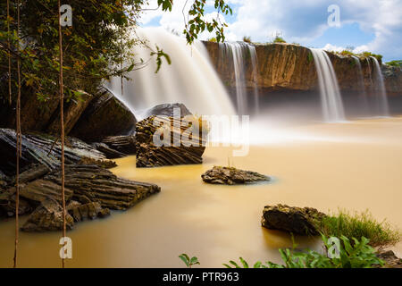 Vue panoramique de la Dray Nur les chutes d'eau dans la province de Dak Lak, Vietnam Banque D'Images