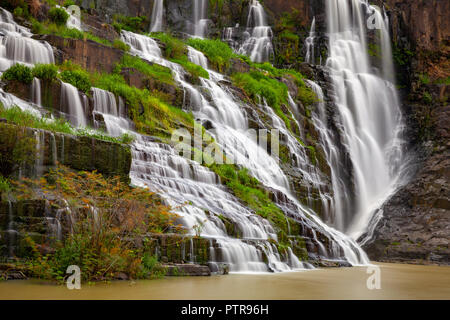 Une longue exposition de la magnifique cascade Pongour situé près de Dalat, Vietnam Banque D'Images