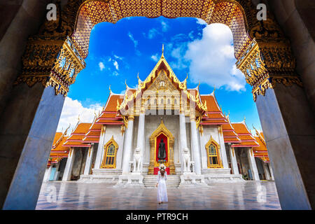 Les femmes touristes à Prague ou le Temple de marbre de Bangkok, Thaïlande. Banque D'Images