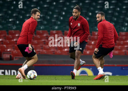 Pays de Galles' Aaron Ramsey (gauche), Ashley Williams (centre) et de Jazz Richards (à droite) au cours de la séance de formation au stade de la Principauté, Cardiff. Banque D'Images