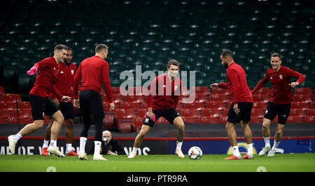 Pays de Galles' Sam Vokes (à gauche), Ashley Williams (deuxième à gauche), Aaron Ramsey (centre), Jazz Richards (deuxième à droite) et Andy King (à droite) au cours de la séance de formation au stade de la Principauté, Cardiff. Banque D'Images