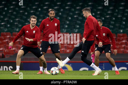 Pays de Galles' Aaron Ramsey (gauche), Ashley Williams (deuxième à gauche), et Chris Gunter (deuxième à droite) au cours de la séance de formation au stade de la Principauté, Cardiff. Banque D'Images