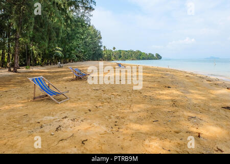 Vide transats sur la plage de Laem Son Ko Mak, Thaïlande, Banque D'Images