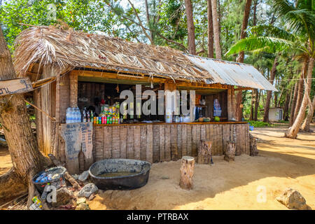 Ko Mak, Thaïlande - le 14 décembre 2017. Cabane simple Cape Laem Son à la vente de boissons froides et de la bière Banque D'Images