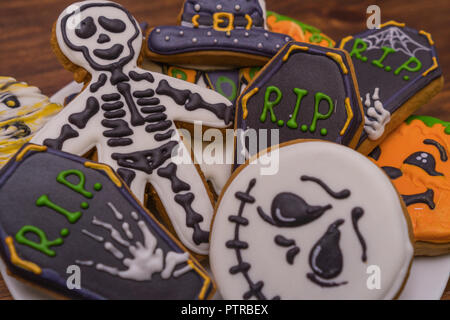 Libre de cookies d'halloween sous la forme de figures fantômes, citrouilles, des zombies. Bonbons de l'Halloween Banque D'Images
