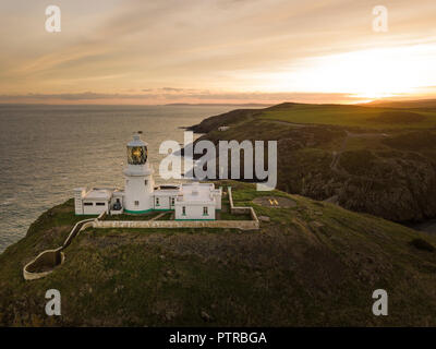 Pembrokeshire, Pays de Galles, RU- vue aérienne de Strumble Head, sur la côte ouest du pays de Galles du sud des Rocheuses au lever du soleil Banque D'Images