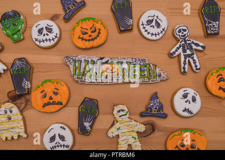 D'épices douces et de citrouilles, fantômes émoticônes sorcières chapeaux sur une table en bois. La préparation de l'Halloween. Des bonbons pour une fête Banque D'Images