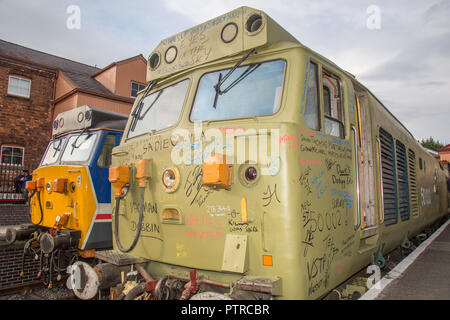 Classe Diesel 50 festivités du Jubilé à Severn Valley Railway. Sur 50033 messages graffiti amateurs & glorieux faire un don envers elle de repeindre. Banque D'Images