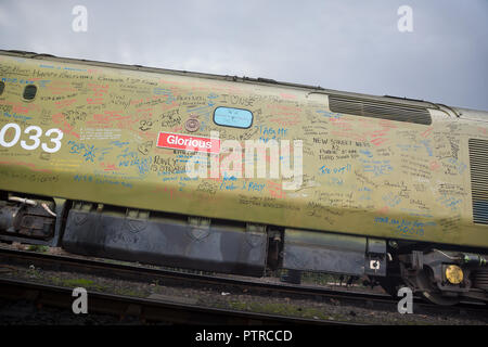 Classe Diesel 50 festivités du Jubilé à Severn Valley Railway. Sur 50033 messages graffiti amateurs & glorieux faire un don envers elle de repeindre. Banque D'Images